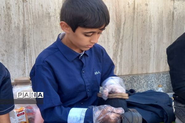 خدمت‌رسانی موکب داران و عاشقان حسینی به زائران امام رضا (ع) در عرصه میدان شهدا