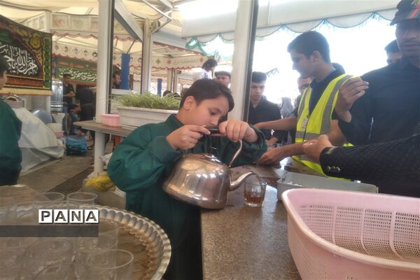 خدمت‌رسانی موکب داران و عاشقان حسینی به زائران امام رضا (ع) در عرصه میدان شهدا