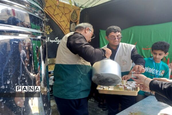 خدمت‌رسانی موکب داران و عاشقان حسینی به زائران امام رضا (ع) در عرصه میدان شهدا