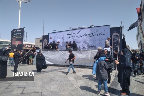 خدمت‌رسانی موکب داران و عاشقان حسینی به زائران امام رضا (ع) در عرصه میدان شهدا