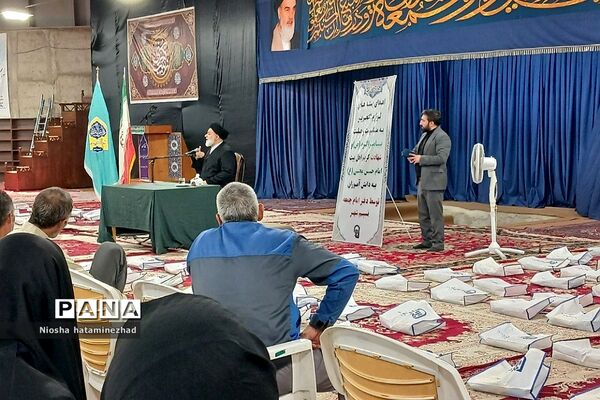 اهدای لوازم التحریر در آستانه سال تحصیلی جدید به دانش‌آموزان کم‌بضاعت در بهارستان 2