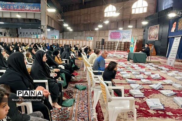 اهدای لوازم التحریر در آستانه سال تحصیلی جدید به دانش‌آموزان کم‌بضاعت در بهارستان 2