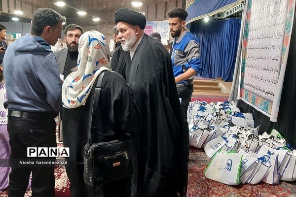 اهدای لوازم التحریر در آستانه سال تحصیلی جدید به دانش‌آموزان کم‌بضاعت در بهارستان 2