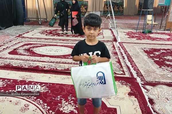 اهدای لوازم التحریر در آستانه سال تحصیلی جدید به دانش‌آموزان کم‌بضاعت در بهارستان 2