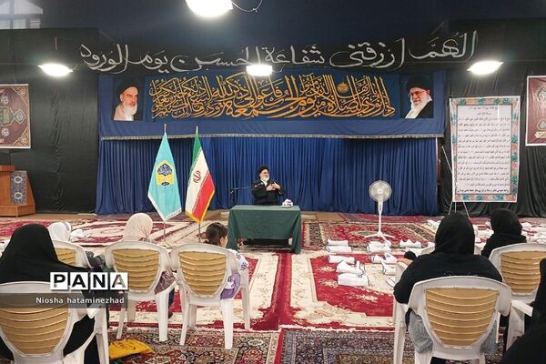 اهدای لوازم التحریر در آستانه سال تحصیلی جدید به دانش‌آموزان کم‌بضاعت در بهارستان 2