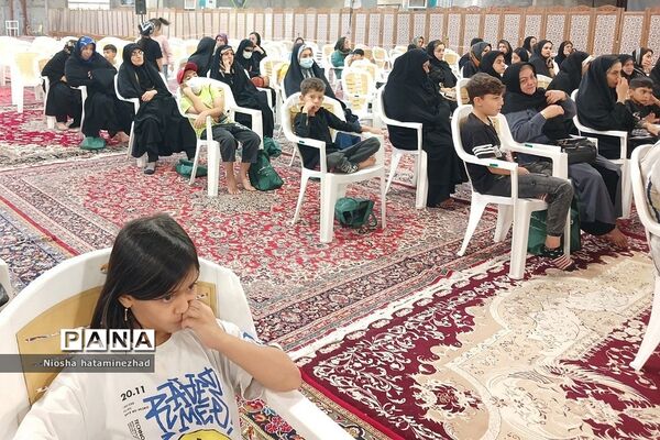 اهدای لوازم التحریر در آستانه سال تحصیلی جدید به دانش‌آموزان کم‌بضاعت در بهارستان 2