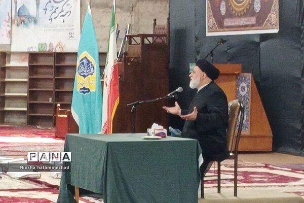 اهدای لوازم التحریر در آستانه سال تحصیلی جدید به دانش‌آموزان کم‌بضاعت در بهارستان 2