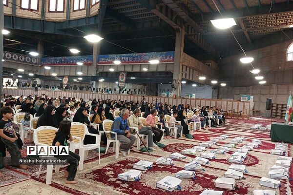 اهدای لوازم التحریر در آستانه سال تحصیلی جدید به دانش‌آموزان کم‌بضاعت در بهارستان 2