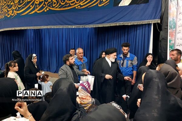 اهدای لوازم التحریر در آستانه سال تحصیلی جدید به دانش‌آموزان کم‌بضاعت در بهارستان 2