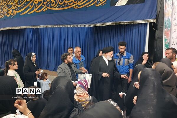اهدای لوازم التحریر در آستانه سال تحصیلی جدید به دانش‌آموزان کم‌بضاعت در بهارستان 2