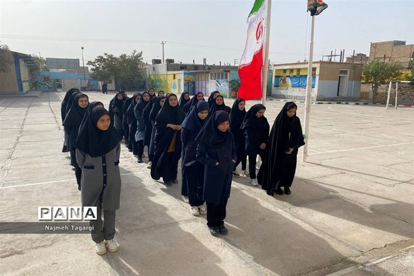 مانور شروع مدرسه در سال تحصیلی جدید برای دانش‌آموزان جدیدالورود در دبیرستان نمونه دولتی آمنه ( س)