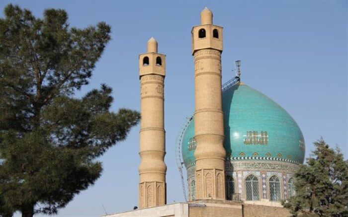 آیین غباروبی و عطرافشانی ضریح مطهر امام‌زاده بی بی سکینه صفادشت/فیلم