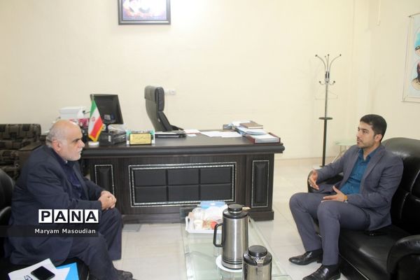 نشست بخشدار مرکزی  بوشهر با مسئول ورزش روستایی و بازی‌های بومی محلی