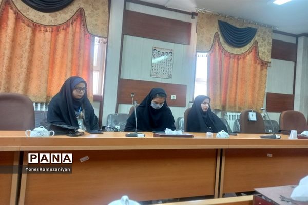 نشست صمیمی هیات تحریریه نشریه امور جوانان قطب شهید مدرس با مدیر آموزش و پرورش خلیل‌آباد