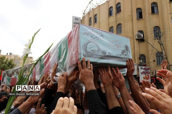 استقبال مردم ارومیه از 24 شهید تازه تفحص شده