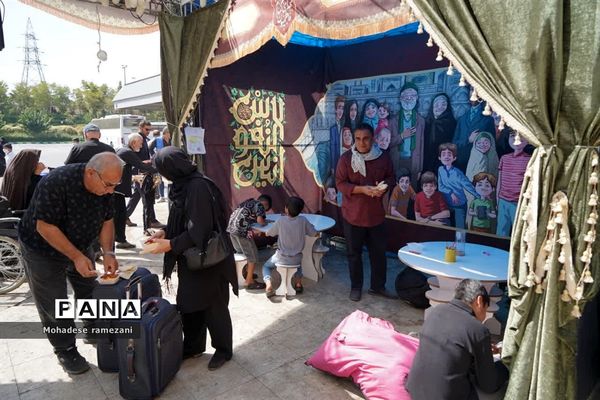 خدمت‌رسانی زائران پیاده‌رضوی در پایانه مسافر بری امام رضا (ع)