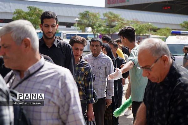 خدمت‌رسانی زائران پیاده‌رضوی در پایانه مسافر بری امام رضا (ع)