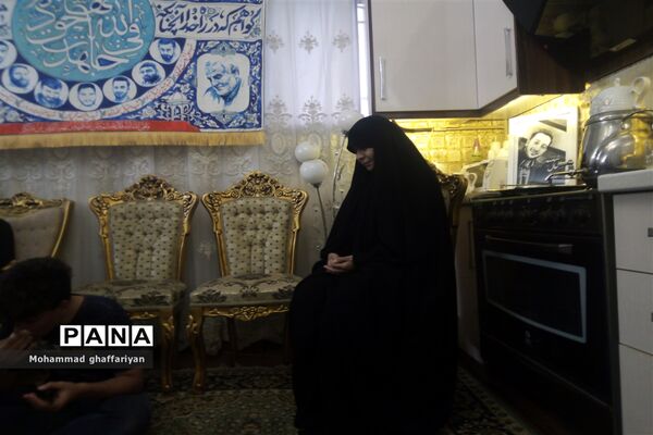 دیدار کاروان پیاده بسیج دانش‌آموزی با مادر شهید  «دانیال رضازاده»