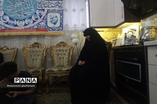 دیدار کاروان پیاده بسیج دانش‌آموزی با مادر شهید  «دانیال رضازاده»
