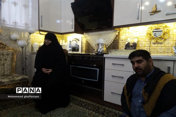 دیدار کاروان پیاده بسیج دانش‌آموزی با مادر شهید  «دانیال رضازاده»