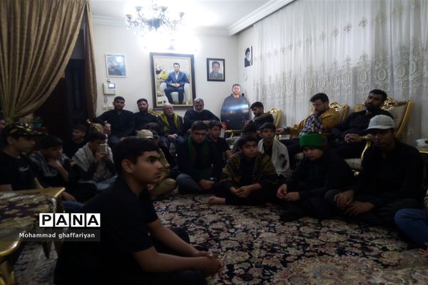 دیدار کاروان پیاده بسیج دانش‌آموزی با مادر شهید  «دانیال رضازاده»