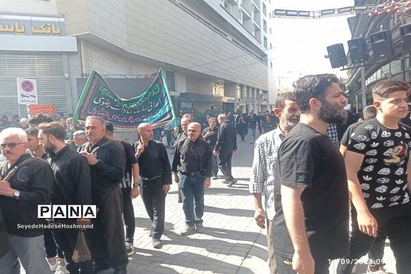 حضور پرشور محبان اهل بیت در مشهد مقدس و برپایی موکب‌های پذیرایی از زائران