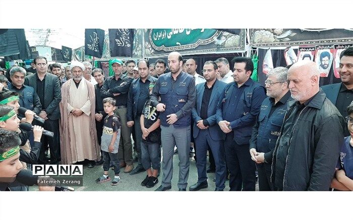 استقبال از  زائران با پای پیاده در راه مشهد الرضا / فیلم