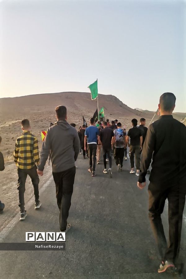 پیاده‌روی مردم عزادار کوهسرخ  تا امامزاده سید مرتضی (ع)