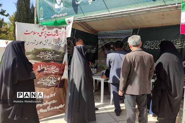 بازدید رئیس آموزش و پرورش ناحیه ۶ از غرفه‌های خدمت‌رسانی به زائران حرم مطهر رضوی