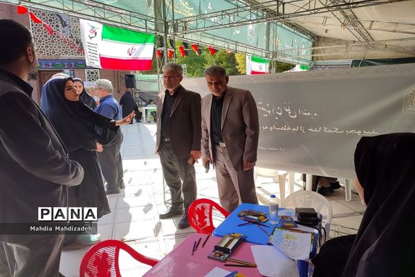 بازدید رئیس آموزش و پرورش ناحیه ۶ از غرفه‌های خدمت‌رسانی به زائران حرم مطهر رضوی