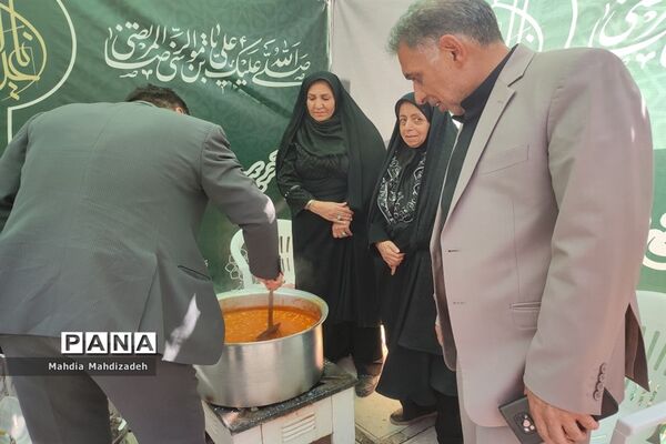 بازدید رئیس آموزش و پرورش ناحیه ۶ از غرفه‌های خدمت‌رسانی به زائران حرم مطهر رضوی