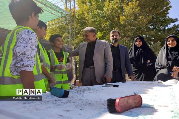 بازدید رئیس آموزش و پرورش ناحیه ۶ از غرفه‌های خدمت‌رسانی به زائران حرم مطهر رضوی