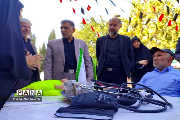 بازدید رئیس آموزش و پرورش ناحیه ۶ از غرفه‌های خدمت‌رسانی به زائران حرم مطهر رضوی