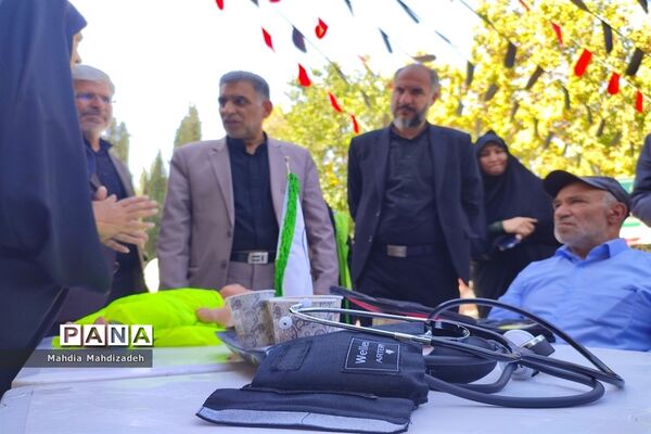 بازدید رئیس آموزش و پرورش ناحیه ۶ از غرفه‌های خدمت‌رسانی به زائران حرم مطهر رضوی
