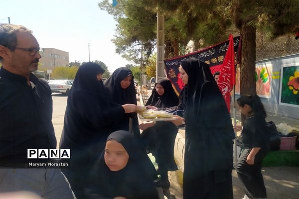 برپایی طرح گام‌های عاشقی در دبستان خدیجه مصلی نژاد منطقه تبادکان