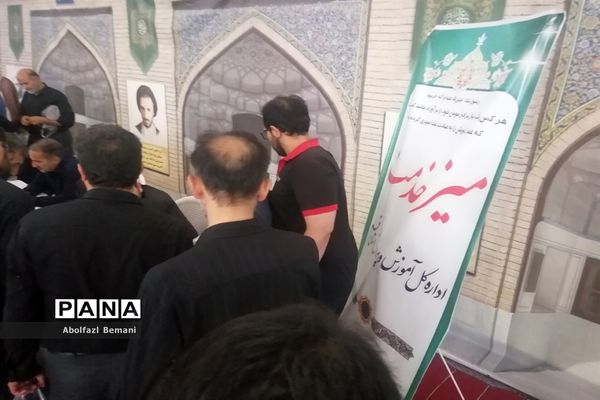 میز خدمت آموزش و پرورش قم در نماز جمعه