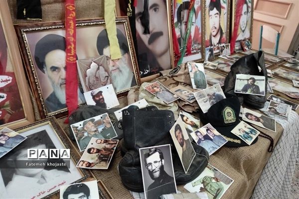 برگزاری نمایشگاه هفته دفاع مقدس در دبیرستان عرفان