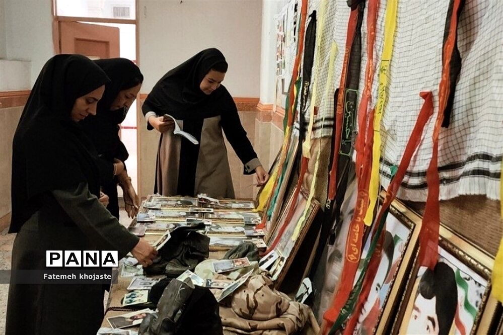 برگزاری نمایشگاه هفته دفاع مقدس در دبیرستان عرفان