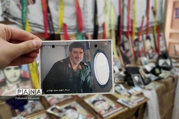 برگزاری نمایشگاه هفته دفاع مقدس در دبیرستان عرفان