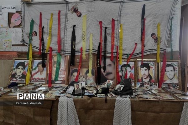 برگزاری نمایشگاه هفته دفاع مقدس در دبیرستان عرفان