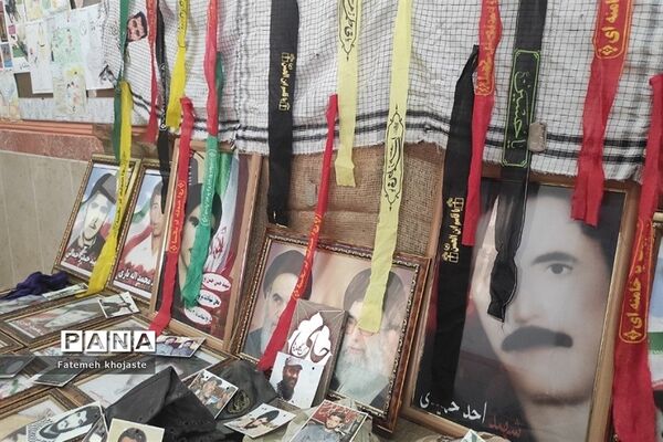 برگزاری نمایشگاه هفته دفاع مقدس در دبیرستان عرفان