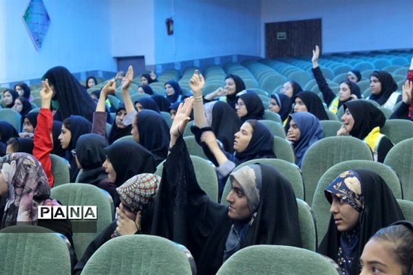 اجرای  جنگ شادی در اردوی تشکیلاتی یاور‌مربیان عضو سازمان دانش‌آموزی استان اصفهان