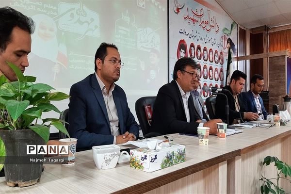 جلسه هم‌اندیشی مدیران مدارس شهرستان مه‌ولات در محل سالن بصیرت