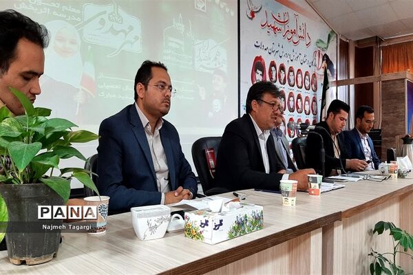 جلسه هم‌اندیشی مدیران مدارس شهرستان مه‌ولات در محل سالن بصیرت