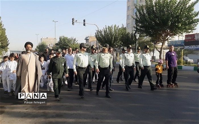 برگزاری پیاده‌روی خانوادگی به مناسبت هفته دفاع‌مقدس در شهرستان قرچک/فیلم