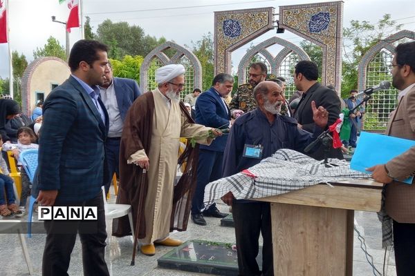 عطر افشانی مزار شهدا در شهرستان قائمشهر