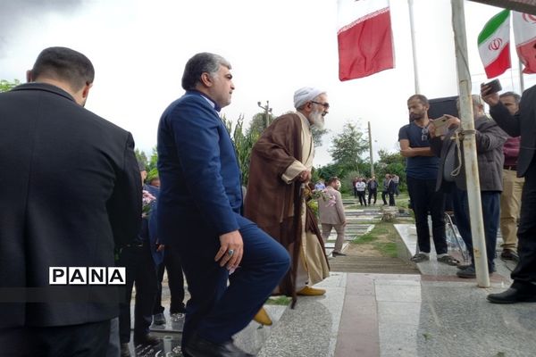 عطر افشانی مزار شهدا در شهرستان قائمشهر