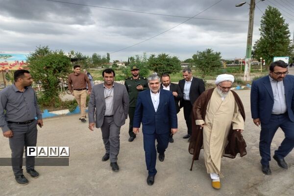 عطر افشانی مزار شهدا در شهرستان قائمشهر