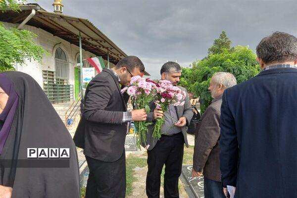 عطر افشانی مزار شهدا در شهرستان قائمشهر