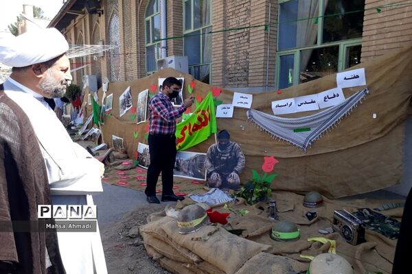 نمایشگاه هفته دفاع‌مقدس در مصلی شهرستان رباط‌کریم